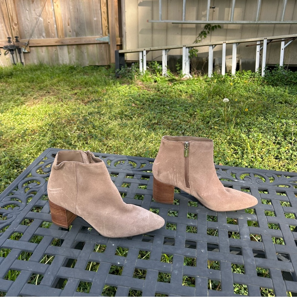 Blondo Tasel Waterproof Bootie in Mushroom size 10‎